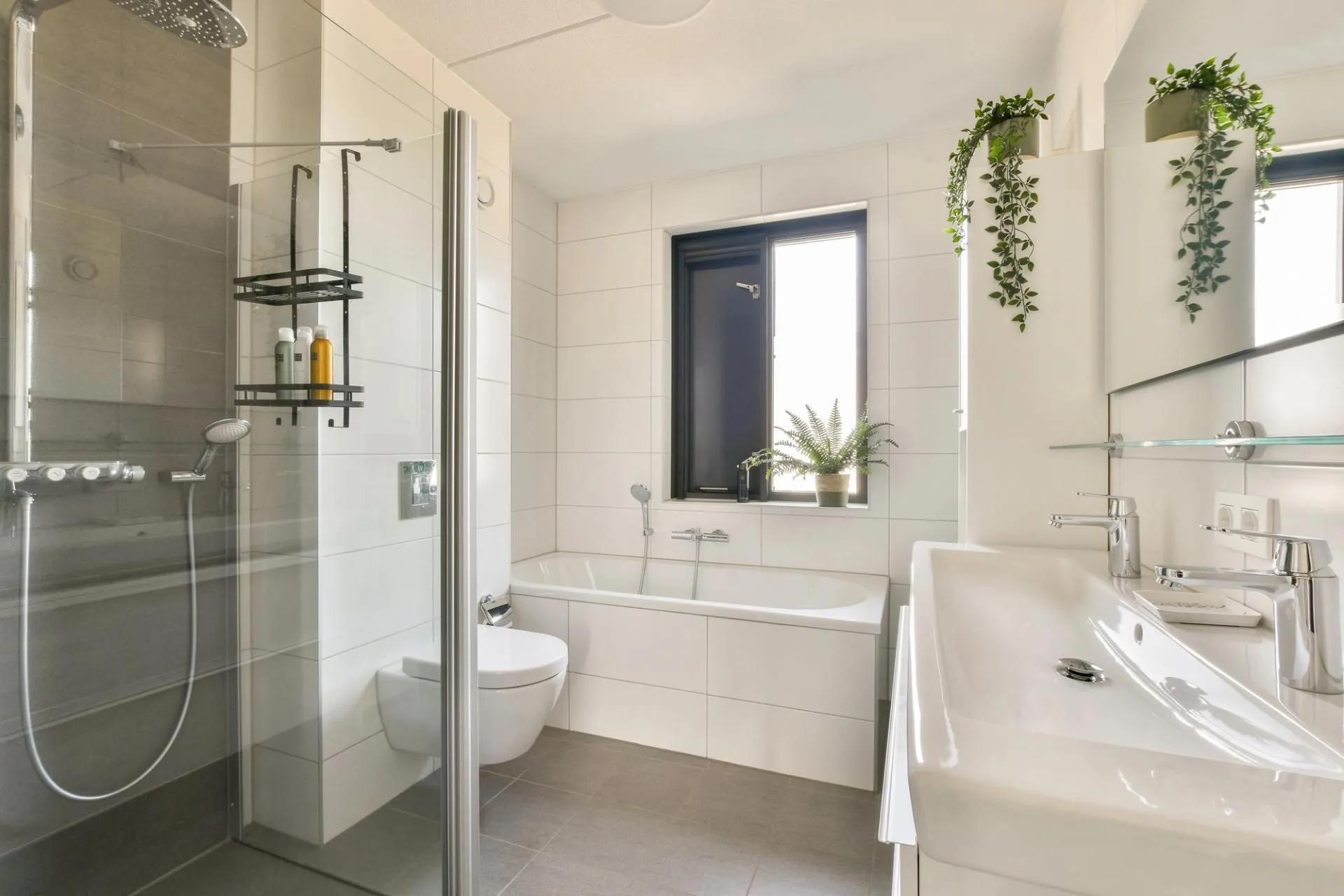 Bagno luminoso con doccia, vasca e doppio lavabo
