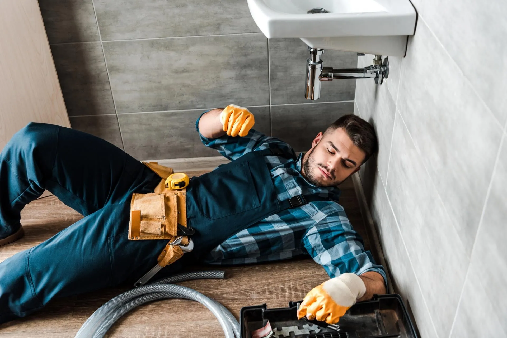 Intervento idraulico sotto un lavabo